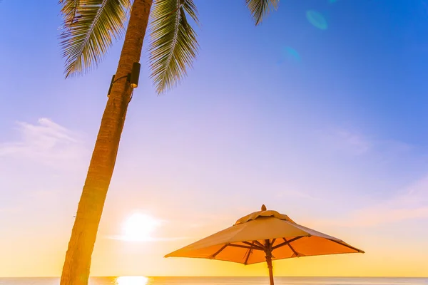 Hermosa Silla Paraguas Naturaleza Tropical Con Palmera Alrededor Del Océano —  Fotos de Stock