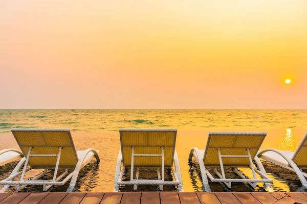 Silla Vacía Alrededor Piscina Aire Libre Complejo Hotelero Atardecer Amanecer — Foto de Stock