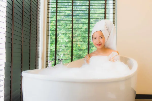 肖像画美しい若いアジアの女性幸せな笑顔リラックスバスルームの内湯でお風呂に入る — ストック写真