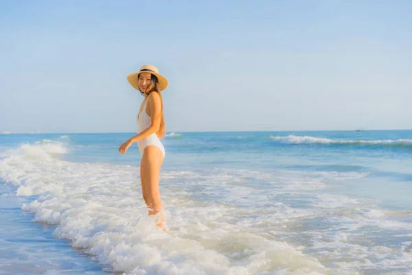 Retrato Bonito Jovem Asiático Mulher Feliz Sorriso Redor Mar Oceano — Fotografia de Stock