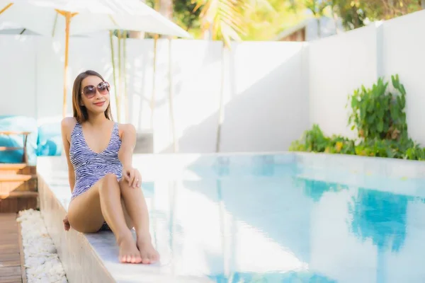 Portret Frumos Tânără Asiatică Zâmbet Fericit Relaxați Jurul Piscinei Aer — Fotografie, imagine de stoc