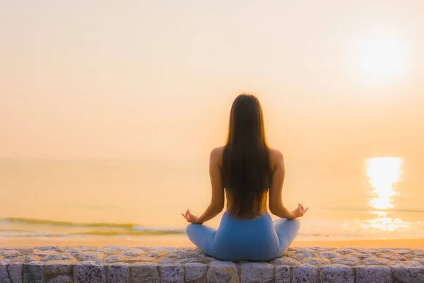 Retrato Joven Asiático Mujer Hacer Meditación Alrededor Mar Playa Océano —  Fotos de Stock