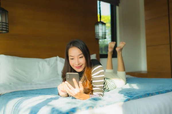 Portrait Jeune Femme Asiatique Utilisant Téléphone Portable Intelligent Sur Lit — Photo