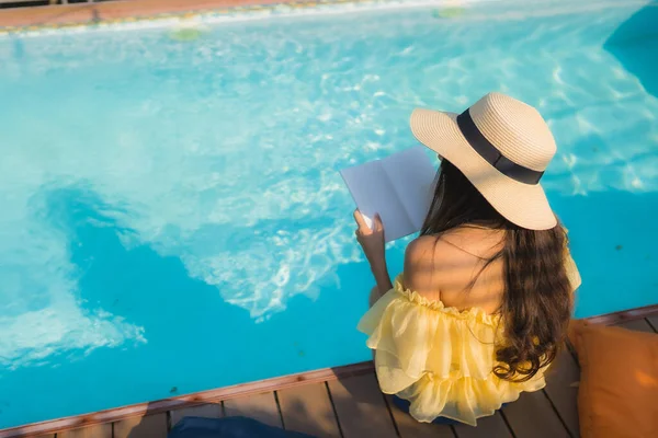 Portrait Jeune Femme Asiatique Lire Livre Autour Piscine Extérieure Dans — Photo