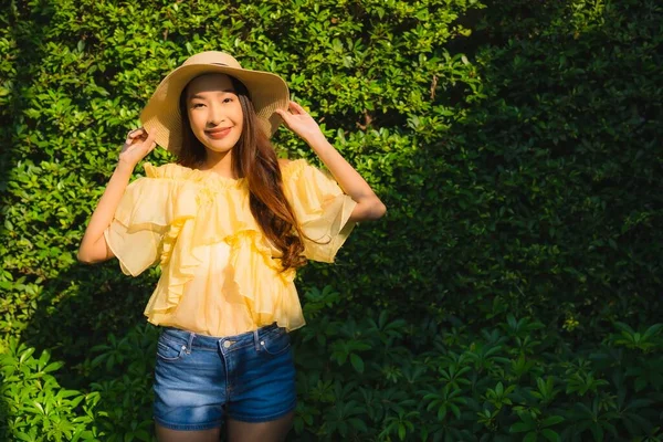 Porträt Junge Asiatische Frau Glücklich Lächeln Entspannen Rund Natur Garten — Stockfoto