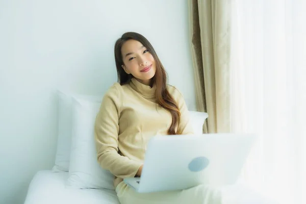 Jonge Aziatische Vrouw Met Behulp Van Laptop Computer Bed Slaapkamer — Stockfoto