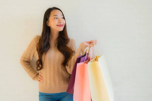 美しい若いアジアの女性の肖像ショッピングバッグやコーヒーカップで幸せな笑顔 — ストック写真