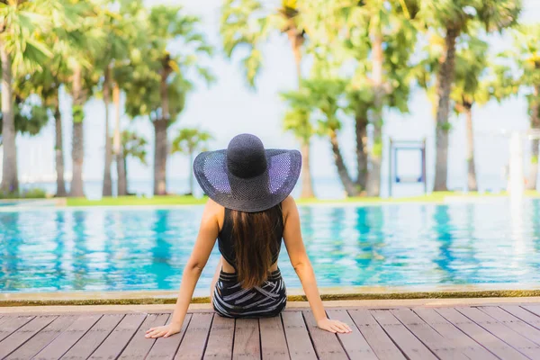 Retrato Bonito Jovem Asiático Mulheres Feliz Sorriso Relaxar Redor Piscina — Fotografia de Stock