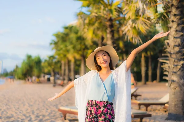 Retrato Bonito Jovem Asiático Mulheres Feliz Sorriso Relaxar Redor Praia — Fotografia de Stock