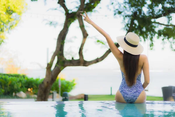 Hermosas Mujeres Asiáticas Feliz Sonrisa Relajarse Alrededor Piscina Aire Libre — Foto de Stock