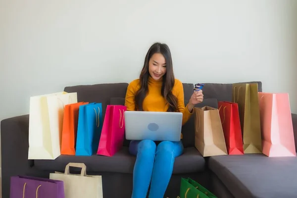 Retrato Joven Mujer Asiática Usando Computadora Portátil Con Teléfono Móvil — Foto de Stock