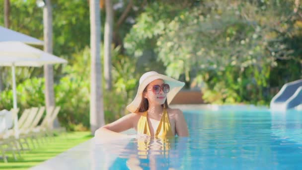 Imagens Bela Mulher Asiática Relaxante Piscina Hotel — Vídeo de Stock