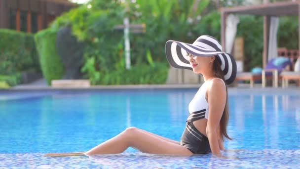 Footage Beautiful Asian Woman Relaxing Pool Hotel — Stock Video