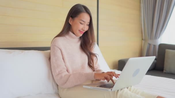 Mujer Asiática Joven Usando Computadora Portátil Interior Del Dormitorio — Vídeo de stock