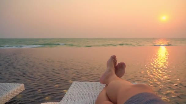 Selektiver Fokus Auf Bein Rund Freibad Hotelresort Bei Sonnenuntergang Oder — Stockvideo