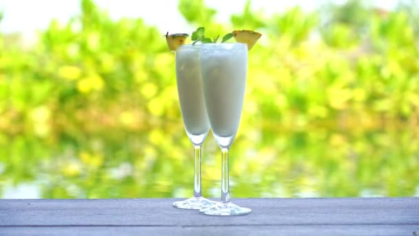 Verre Cocktails Glacés Sol Autour Piscine Extérieure Dans Station Hôtelière — Video