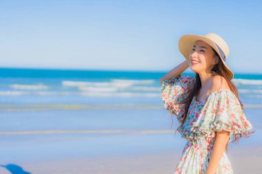 Güzel bir Asyalı kadın portresi. Mutlu bir gülümseme. Mavi gökyüzündeki tropikal deniz okyanusunda rahatla.