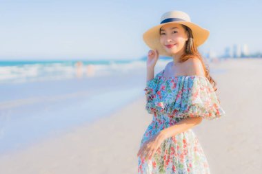 Güzel bir Asyalı kadın portresi. Mutlu bir gülümseme. Mavi gökyüzündeki tropikal deniz okyanusunda rahatla.