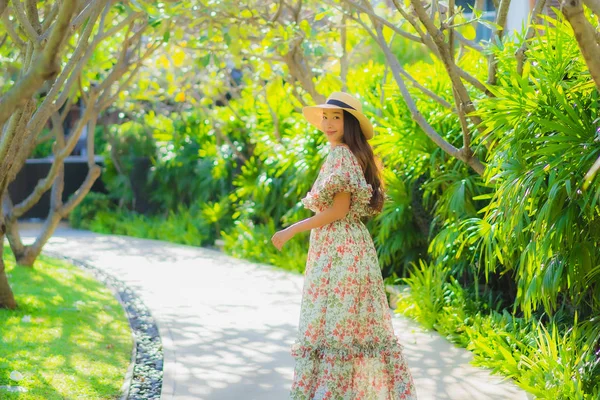 Retrato Hermosa Joven Asiática Mujer Caminando Con Feliz Disfrutar Alrededor — Foto de Stock