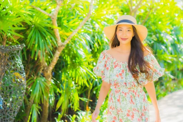 亚洲年轻貌美的女子快乐地走在户外花园的景色下 — 图库照片