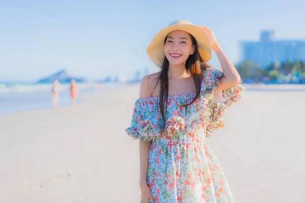 Retrato Bonito Jovem Asiático Mulher Feliz Sorriso Relaxar Redor Tropical — Fotografia de Stock