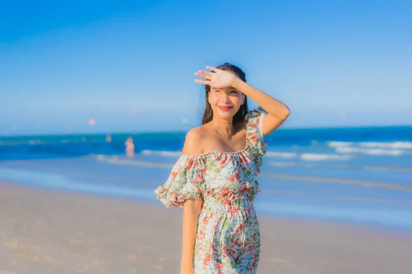 Portrait Beautiful Young Asian Woman Happy Smile Relax Tropical Beach — Stock Photo, Image