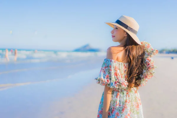 Retrato Hermosa Joven Asiática Mujer Feliz Sonrisa Relajarse Alrededor Tropical — Foto de Stock