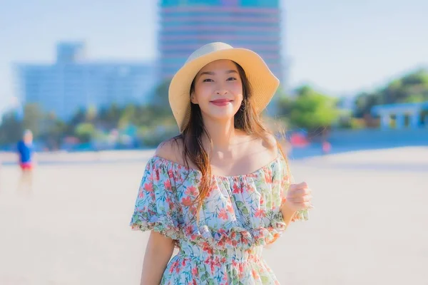 Retrato Hermosa Joven Asiática Mujer Feliz Sonrisa Relajarse Alrededor Tropical — Foto de Stock