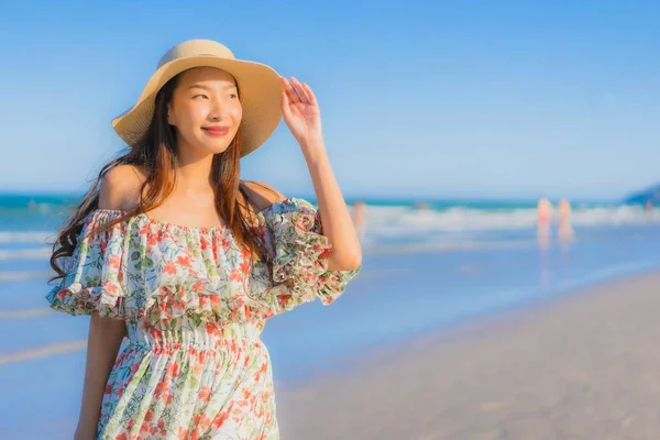 Retrato Bonito Jovem Asiático Mulher Feliz Sorriso Relaxar Redor Tropical — Fotografia de Stock