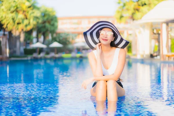 美しい肖像画若いアジアの女性幸せな笑顔はレジャーのためのリゾートホテルのプールの周りにリラックス — ストック写真