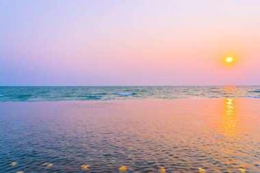 Açık havuz çevresindeki deniz okyanusunun güzel tropikal doğası gün batımında ya da gün doğumunda tatil ve seyahat için.