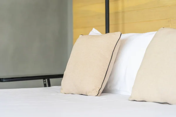 Біла Зручна Подушка Ліжку Прикраса Інтер Єру Спальні Готельному Курорті — стокове фото