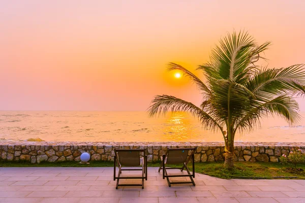 Prachtige Natuur Palmboom Met Lege Stoel Rond Zee Oceaan Strand — Stockfoto