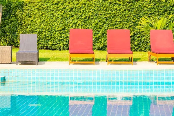 Beautiful Empty Chair Outdoor Swimming Pool Hotel Resort Travel Vacation — Stock Photo, Image