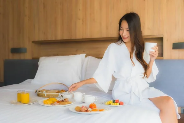 아름다운 아시아 여성이 침실에서 식사를 하면서 — 스톡 사진