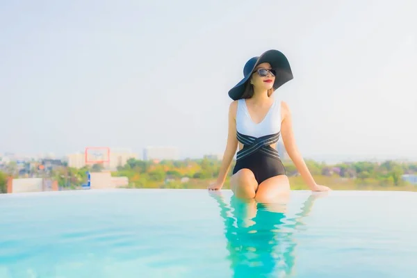 Güzel Bir Asyalı Kadın Portresi Mutlu Bir Gülümseme Otelde Yüzme — Stok fotoğraf