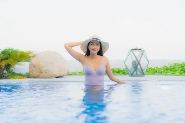 Portret Mooie Jonge Aziatische Vrouw Vrolijke Glimlach Ontspannen Rond Buitenzwembad — Stockfoto