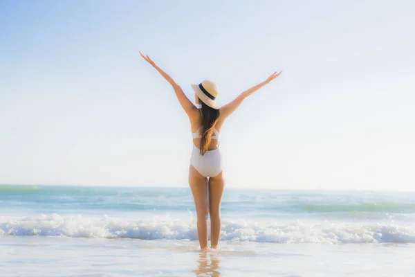 Ritratto Bella Giovane Donna Asiatica Sorriso Felice Intorno Mare Oceano — Foto Stock