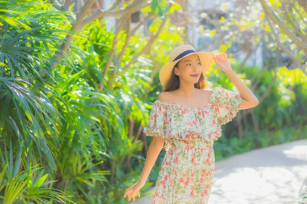 Güzel Bir Asyalı Kadın Portresi Mutlulukla Yürüyor Bahçe Manzarasının Tadını — Stok fotoğraf