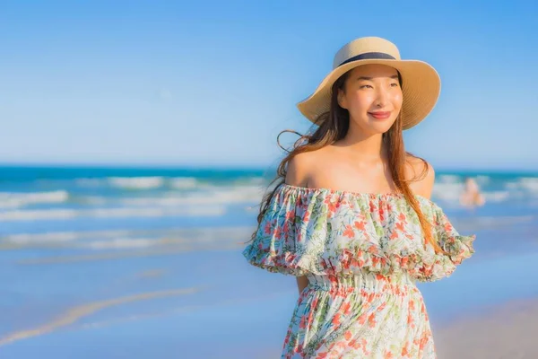 肖像画美しい若いアジアの女性幸せな笑顔はレジャーのための青空の上に熱帯のビーチの海の海の周りにリラックス — ストック写真