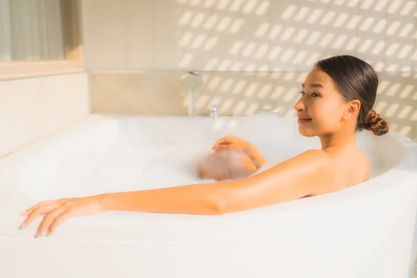 Portrét Mladá Asijská Žena Relax Dát Koupel Vaně Pro Lázeňský — Stock fotografie