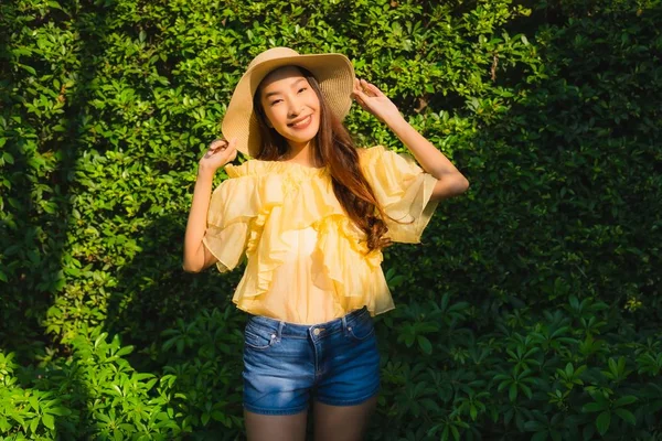 Retrato Jovem Asiático Mulher Feliz Sorriso Relaxar Redor Livre Natureza — Fotografia de Stock