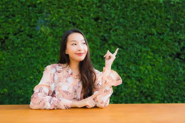 Güzel Asyalı Genç Kadınların Portresi Açık Hava Manzaralı Mutlu Bir — Stok fotoğraf