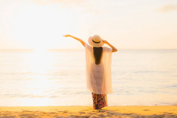 Ritratto Belle Giovani Donne Asiatiche Sorriso Felice Rilassarsi Intorno Spiaggia — Foto Stock