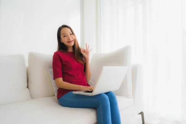 Retrato Hermosa Joven Asiático Mujeres Utilizando Ordenador Portátil Sofá Silla —  Fotos de Stock