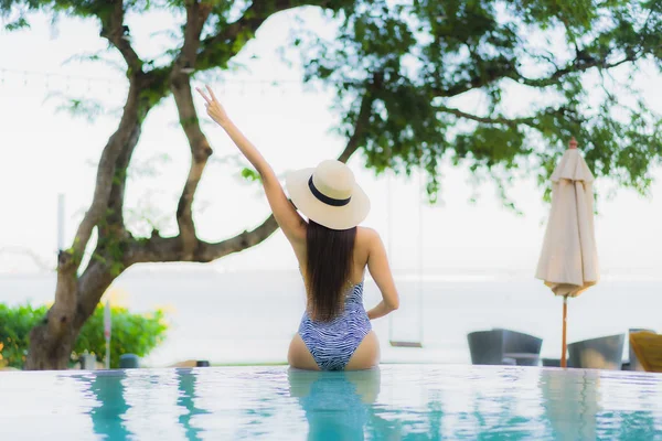 Hermosas Mujeres Asiáticas Feliz Sonrisa Relajarse Alrededor Piscina Aire Libre — Foto de Stock