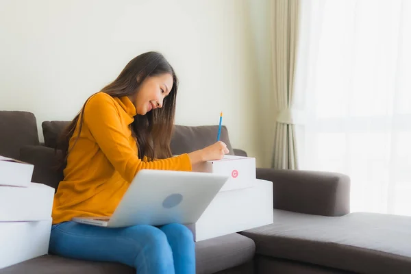 Ritratto Giovane Donna Asiatica Che Utilizza Computer Portatile Lavoro Con — Foto Stock