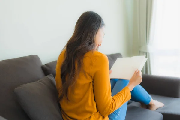 Ritratto Giovane Donna Asiatica Leggere Libro Divano Sedia Con Cuscino — Foto Stock