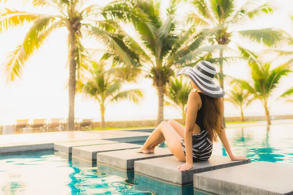 Retrato Bela Jovem Mulher Asiática Relaxar Redor Piscina Livre Hotel — Fotografia de Stock