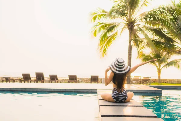 Retrato Bela Jovem Mulher Asiática Relaxar Redor Piscina Livre Hotel — Fotografia de Stock